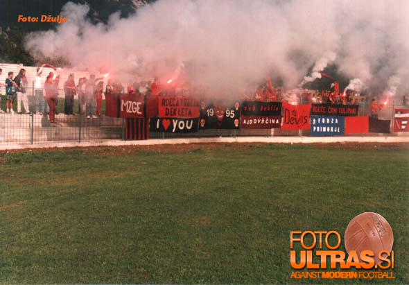 Čeprav je bil stari stadion Primorja verjetno brez konkurence najslabši med stadioni v zadnjih letih je premogel navijaški sektor za golom; novi stadion v Ajdovščini je žal premalo domišljen in preveč racionalen, da bi se lahko v naslednjih letih tekme odvijale brez izgredov