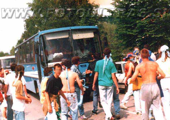 Grofje so poskušali zaustaviti avtobus Viol, s katerimi so v sovražnih odnosih že od samega začetka